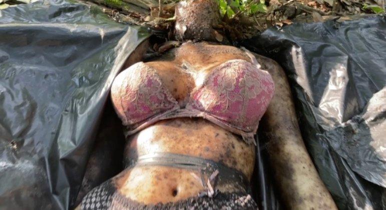 Polícia é chamada para investigar corpo desmembrado, mas era boneca com lingerie