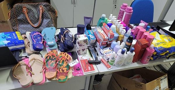 Suspeita de furtar dezenas de produtos em estabelecimentos é presa na Grande Natal