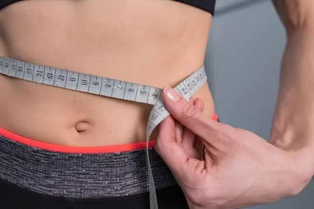 Veja os 3 melhores exercícios para afinar a cintura após os 40