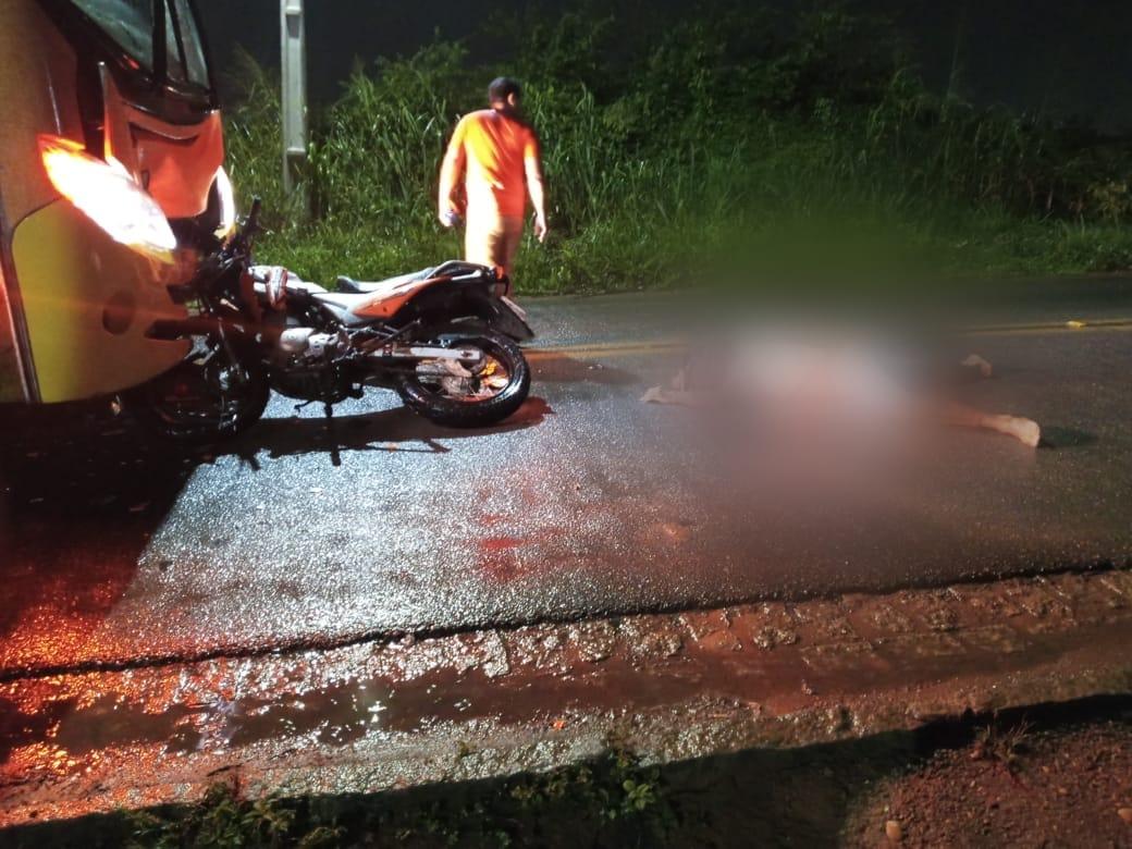 [Vídeo] Motociclista morre após bater de frente em ônibus na Grande Natal