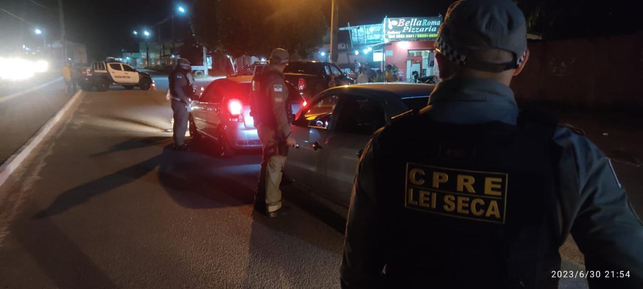 AÇÃO CONJUNTA DA LEI SECA/CPRE E BATALHÃO RODOVIÁRIO AUTUA CONDUTORES POR DIRIGIR ÁLCOOLIZADOS DURANTE FISCALIZAÇÃO NA ZONA NORTE DE NAT