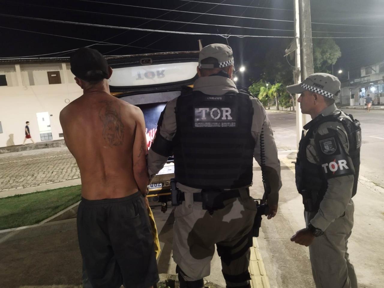 BATALHÃO RODOVIÁRIO/CPRE CAPTURA FORAGIDO DA JUSTIÇA COM VASTA FICHA CRIMINAL NA VILA DE PONTA NEGRA, EM NATAL