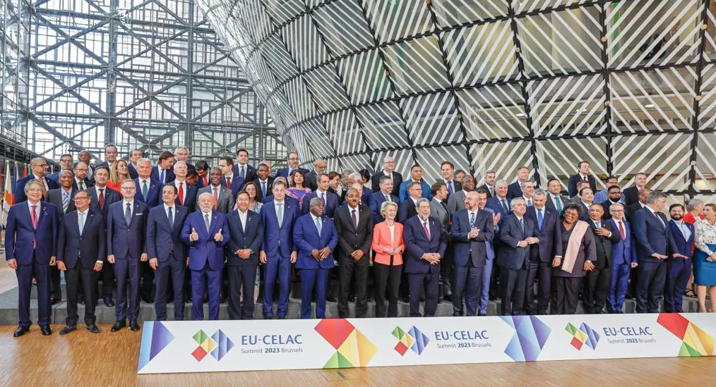 Declaração final da cúpula Celac-UE não condena Rússia por guerra na Ucrânia