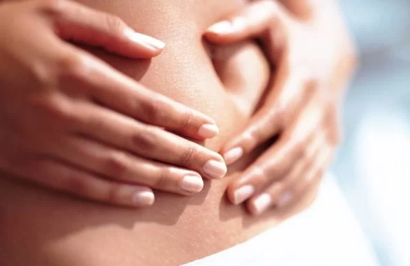 Jovem de 18 anos confunde câncer raro com gravidez: “Barriga redonda”