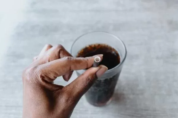 Adoçante comum em refrigerante e iogurte faz mal à saúde; saiba qual