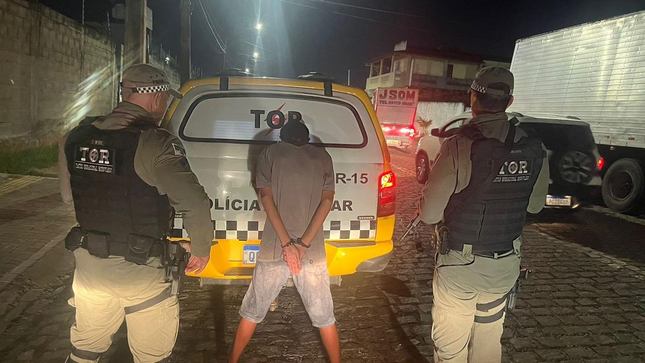 BATALHÃO RODOVIÁRIO/CPRE CAPTURA TRAFICANTE FORAGIDO DA JUSTIÇA NA ZONA LESTE DE NATAL