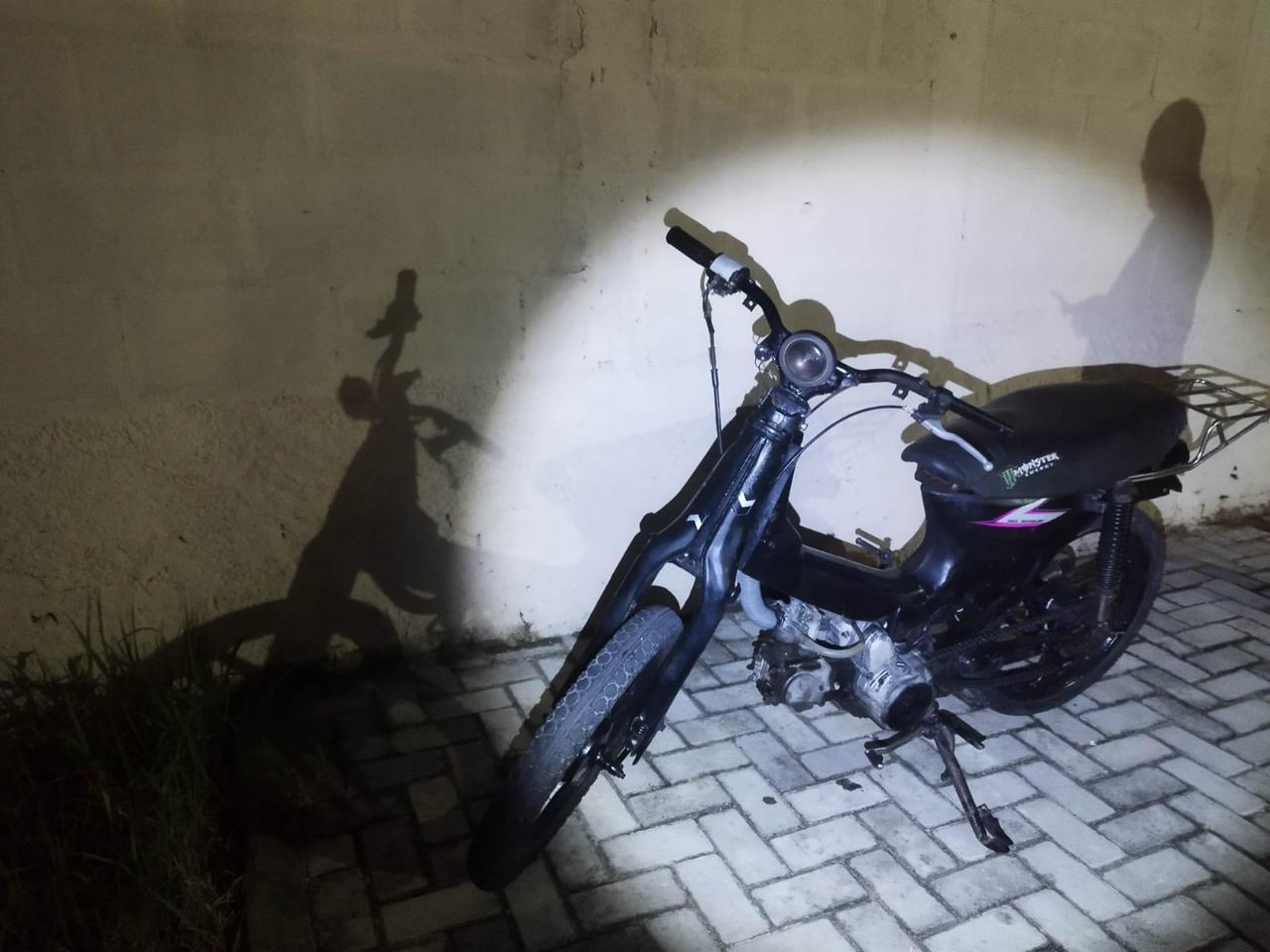 BATALHÃO RODOVIÁRIO/CPRE PRENDE MULHER COM CICLOMOTOR ADULTERADO NA ZONA LESTE DE NATAL