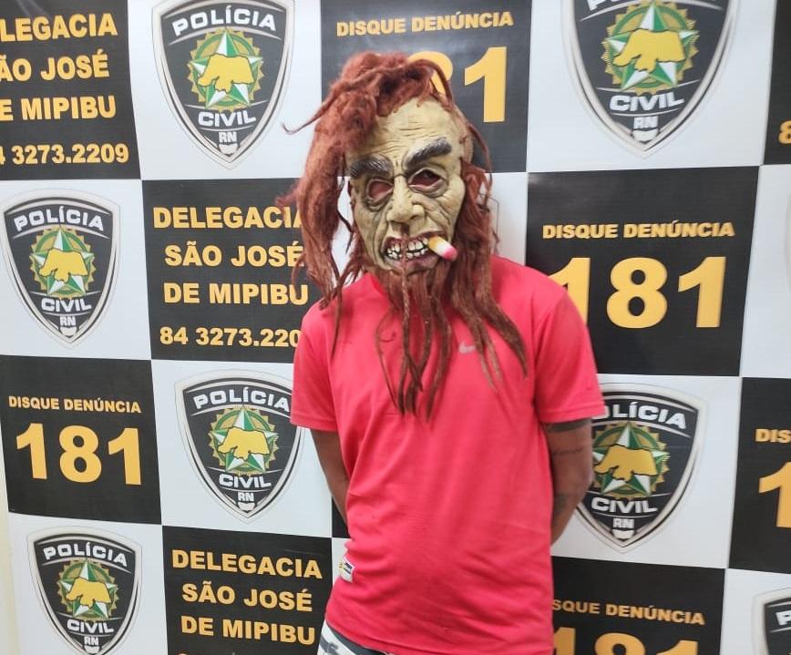 Com máscara de terror, homem é preso com arma e drogas na Grande Natal