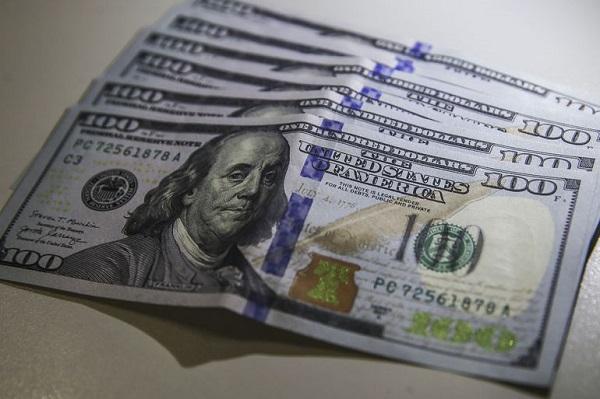 Dólar tem queda global e ante o real com alta de commodities por China