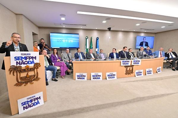 Em dia de protesto, prefeitos cobram recomposição do FPM