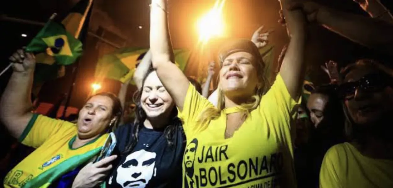 Extremistas de direita fazem plantão na Barra da Tijuca para tentar impedir a prisão de Jair Bolsonaro, o ladrão de joias