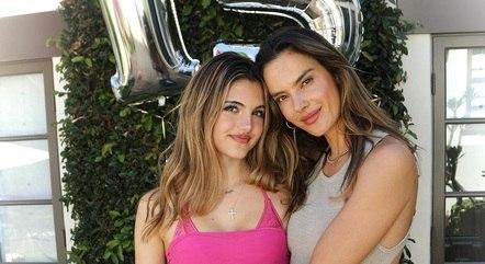 Filha de Alessandra Ambrósio faz 15 anos e chama atenção na web: 'Linda como a mãe'