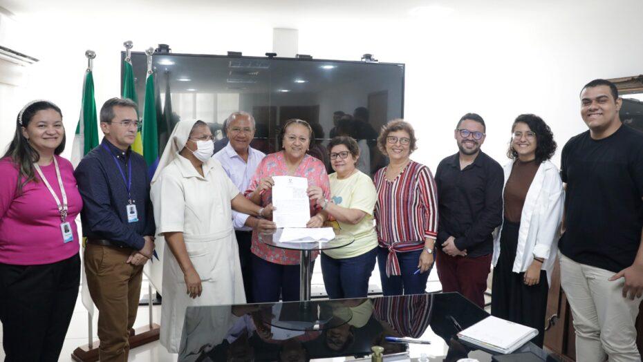 Governo assina convênios para ampliar acolhimento de idosos