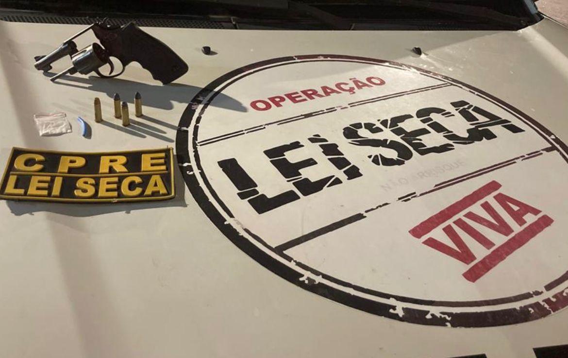 LEI SECA/CPRE APREENDE ARMA DE FOGO DURANTE BLITZ NA AVENIDA HERMES DA FONSECA E AUTUA CONDUTORES SOB EFEITO DE ÁLCOOL
