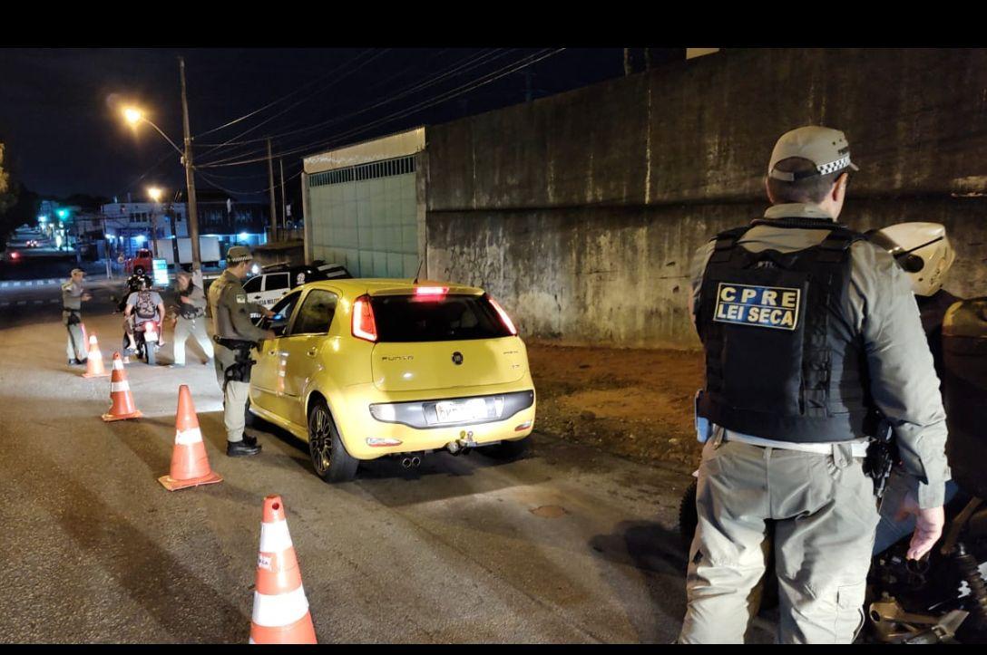 LEI SECA/CPRE AUTUA CONDUTORES POR DIRIGIR SOB A INFLUÊNCIA DE ÁLCOOL DURANTE FISCALIZAÇÃO NAS ZONAS OESTE E NORTE DE NATAL