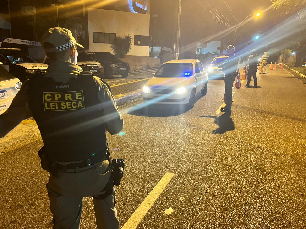 LEI SECA/CPRE AUTUA MAIS DOZE CONDUTORES POR DIRIGIR SOB A INFLUÊNCIA DE ÁLCOOL E REALIZA DETENÇÕES POR PORTE