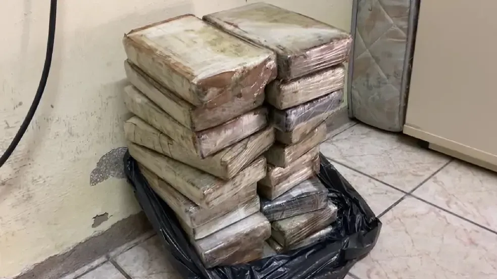 Policiais encontram 21 kg de cocaína em fundo falso de carro e prendem dupla em Mossoró