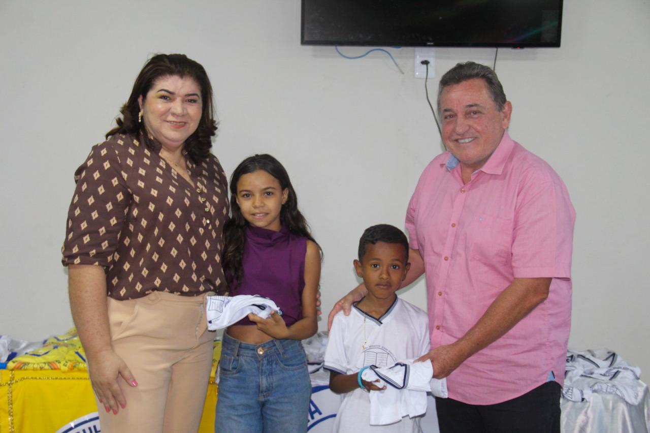 PREFEITO ANTONIO FREIRE REALIZA ENTREGA DE FARDAMENTOS PARA ALUNOS DA REDE MUNICIPAL