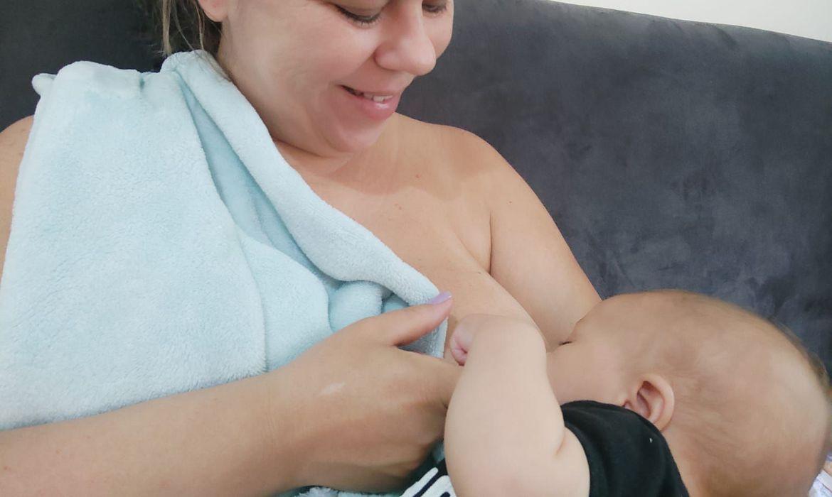 Semana Mundial da Amamentação: Campanha defende ampliação da licença remunerada
