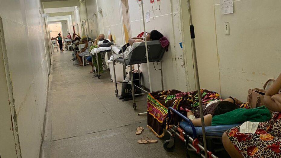 Usuários do Hospital Tarcísio Maia sofrem com pacientes internados nos corredores