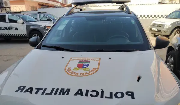 Veículo da PMRN é atingido por criminosos após tiroteio em Mãe Luiza