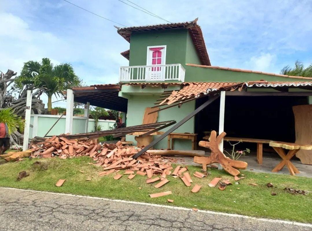 Viatura da PM derruba parte de casa em Nísia Floresta; saiba o que provocou o acidente