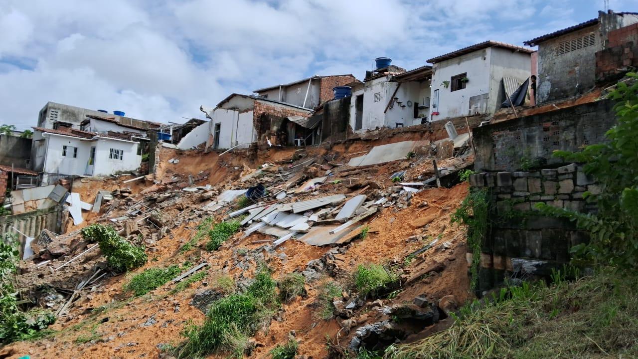 [Vídeo] Casas desabam parcialmente na zona Sul de Natal