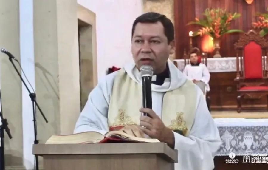 VÍDEO: padre manda recado a prefeito na Paraiba após instalação de palco em frente a igreja