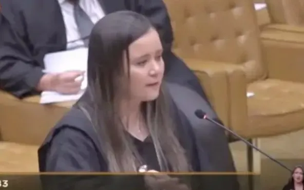 Advogada de réu do 8 de Janeiro chora durante sustentação oral e é repreendida por Moraes
