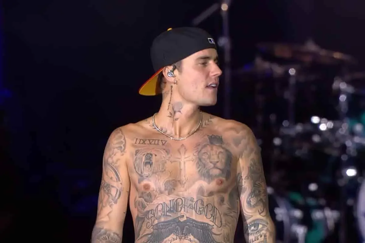 Artista revela que Justin Bieber foi atingido por esperma em boate