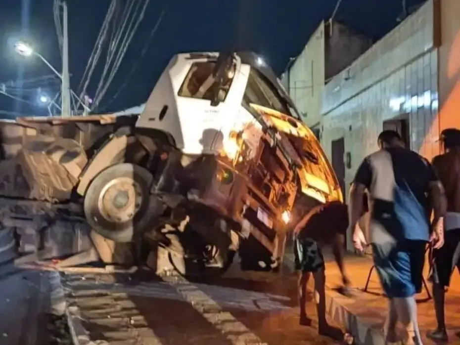 Caminhão de lixo colide em poste e tomba no centro de Nísia Floresta