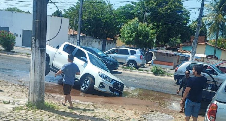 Carro cai em buraco na João Medeiros Filho; veja vídeo