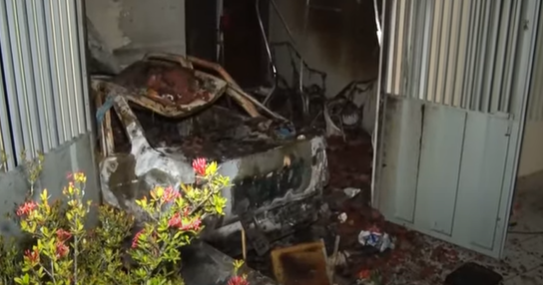 Carro pega fogo e explode em garagem de residência em Natal
