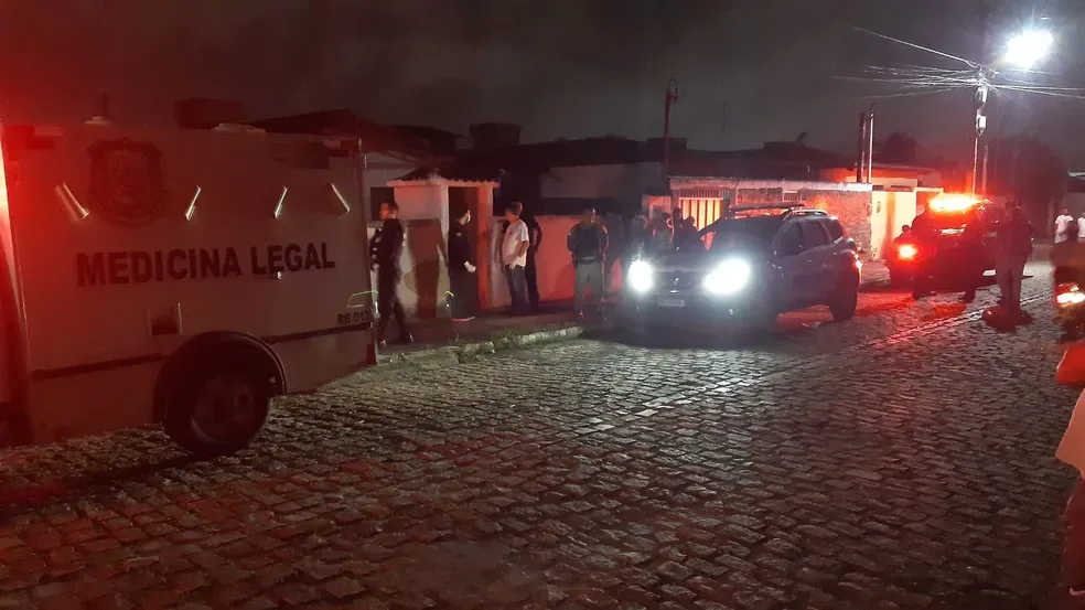 Criminosos invadem casa com família dentro e matam homem com pelo menos 20 tiros em Natal