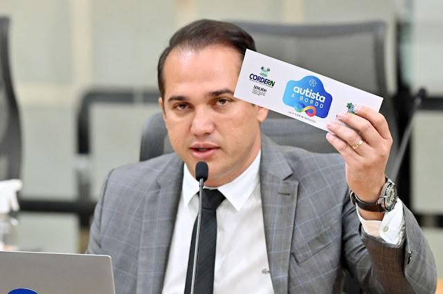 Deputado Kleber Rodrigues apresenta adesivo para veículos de pessoas com TEA