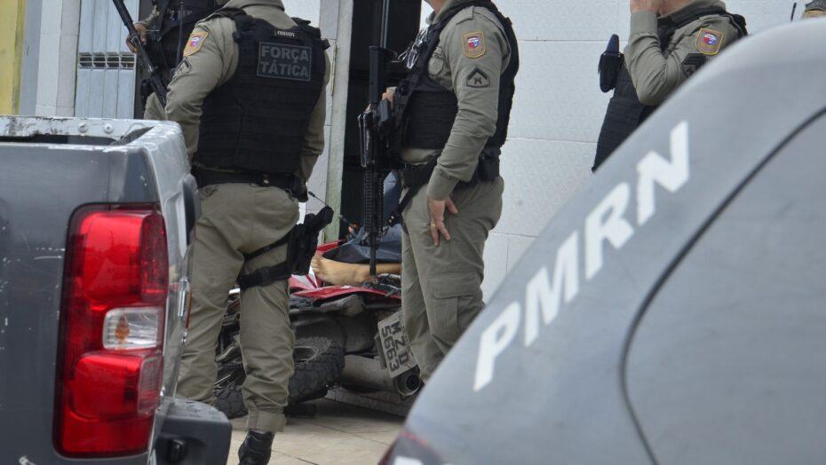 Dois jovens são executados a tiros no bairro de Felipe Camarão