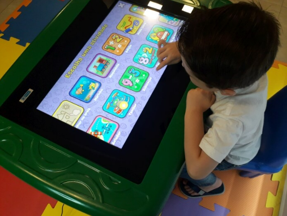 Ferramentas digitais impulsionam alfabetização e desenvolvimento escolar