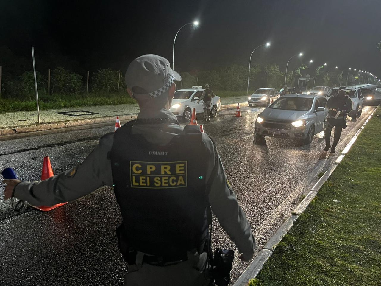 LEI SECA/CPRE AUTUA MAIS DOZE CONDUTORES POR DIRIGIR SOB A INFLUÊNCIA DE ÁLCOOL E APREENDE ENTORPECENTES DURANTE FISCALIZAÇÃO NA ZONA SUL DE NATAL