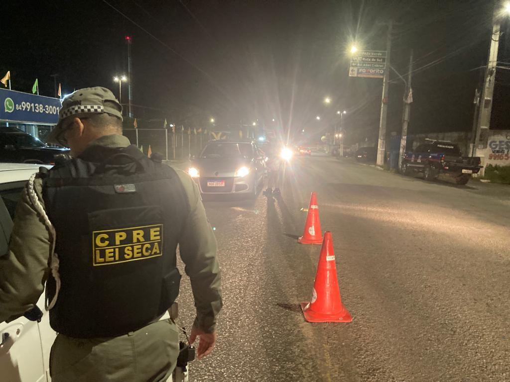 LEI SECA/CPRE PRENDE CONDUTORES POR DIRIGIREM EM ESTADO DE EMBRIAGUEZ DURANTE FISCALIZAÇÃO EM NOVA PARNAMIRIM