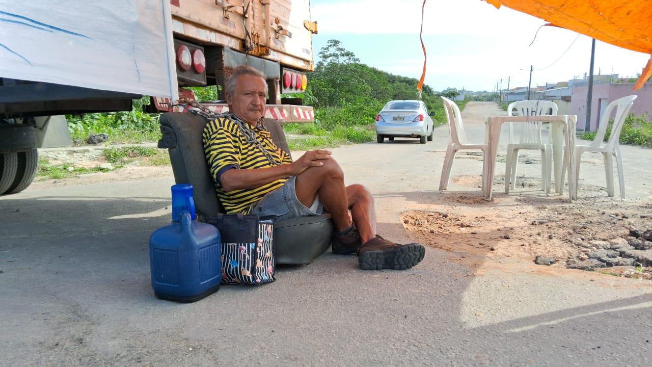 Morador volta a se acorrentar em caminhão em protesto contra buraqueira em São Gonçalo do Amarante