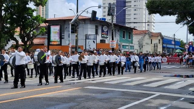 Potiguares enfrentam chuva e celebram a independência do Brasil em Natal