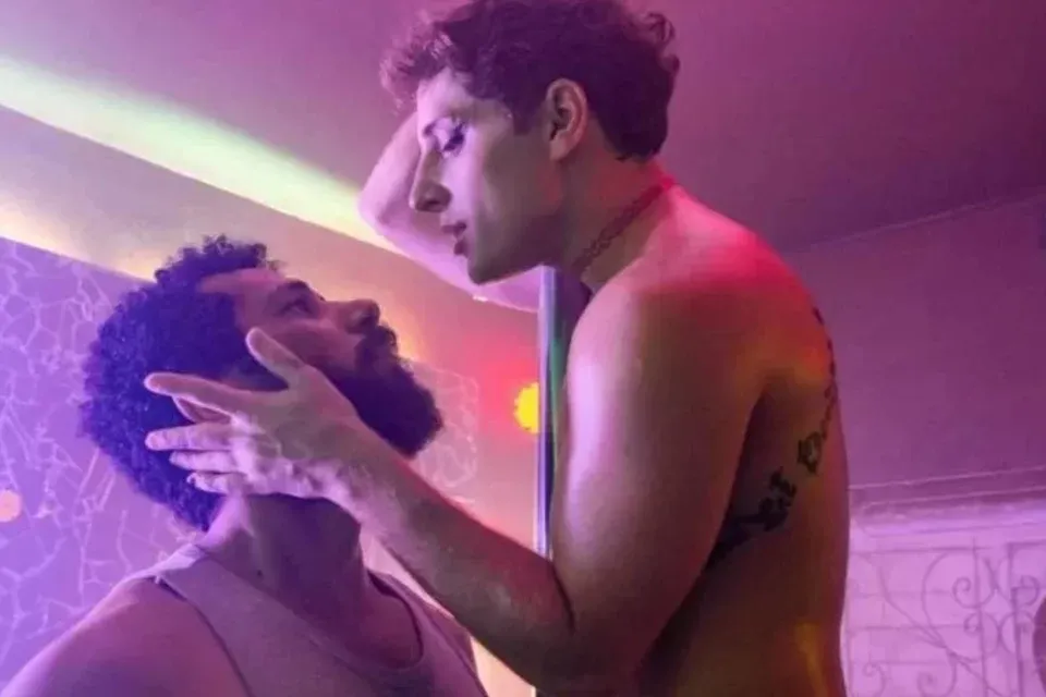 Terra e Paixão: Kelvin cai duro ao ver Ramiro pelado tomando banho
