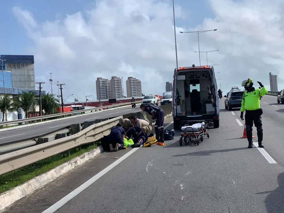 Trânsito fica congestionado na BR-101 em Natal após acidente com agente de mobilidade