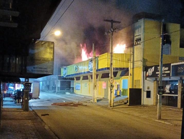 [Vídeo] Incêndio atinge supermercado na zona Sul de Natal