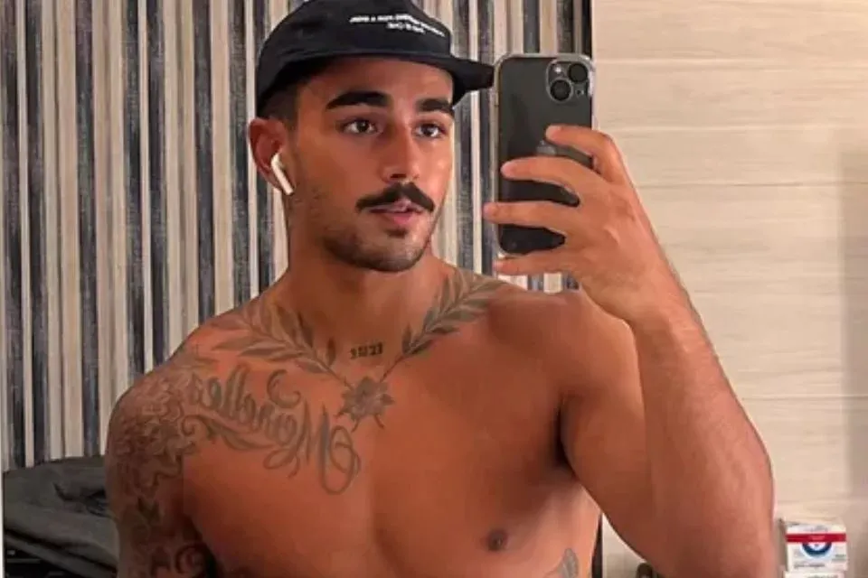 VMA: modelo que simulou sexo oral em clipe comemora vitória de Anitta