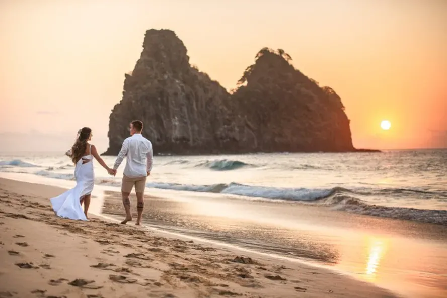 ‘Altar’ da moda e destino de milionários, Fernando de Noronha tenta frear lotação e tem casebres ao lado de pousadas de luxo