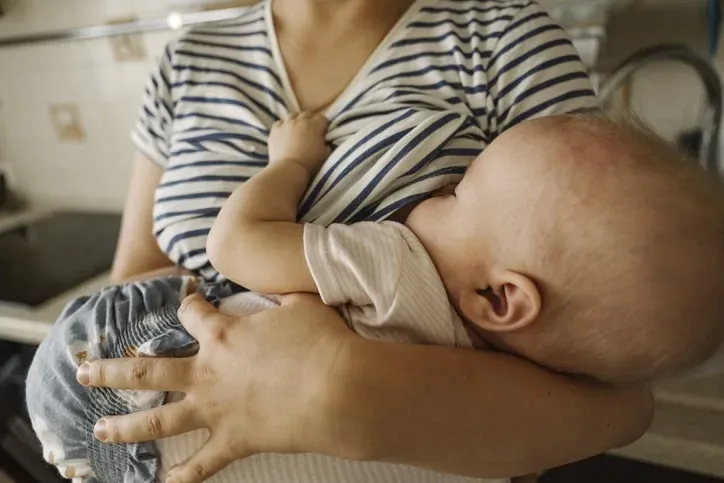 Amamentação afeta risco de obesidade da criança aos 9 anos, diz estudo
