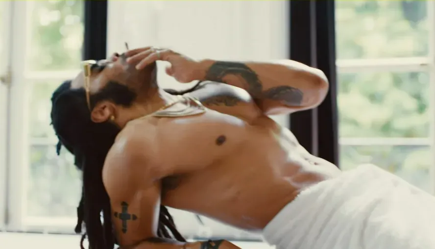 Aos 59, Lenny Kravitz rouba a cena ao ficar nu em novo clipe