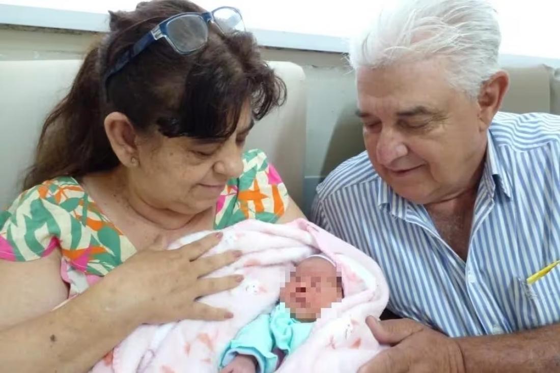 Aos 60 anos, mulher realiza sonho de engravidar e dá à luz segunda filha
