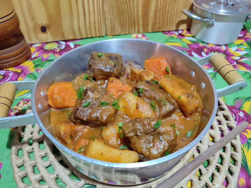 'Bom que só': veja receita de carne de panela com jerimum e macaxeira